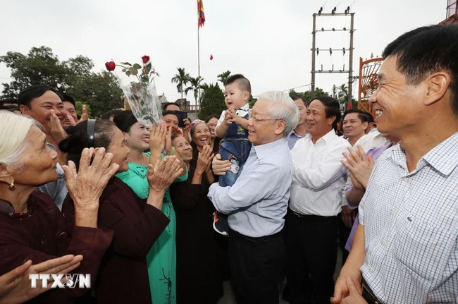 Tổng Bí thư Nguyễn Phú Trọng với nhân dân thôn Thượng Điện, xã Vinh Quang, huyện Vĩnh Bảo, thành phố Hải Phòng. (Ảnh: Trí Dũng/TTXVN)
