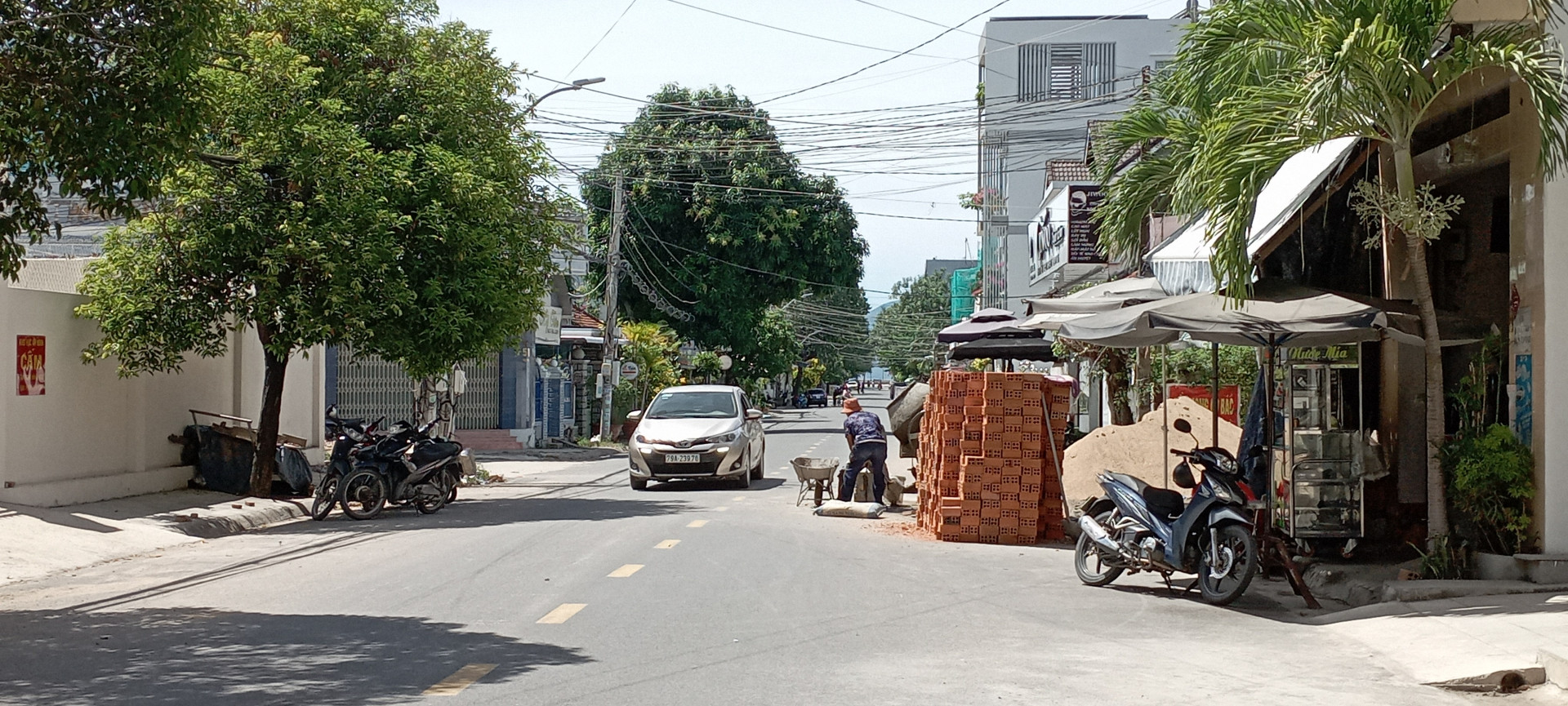 Không nên tập kết vật liệu xây dựng dưới lòng đường