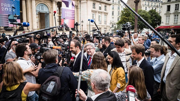 Nước Pháp rơi vào tình trạng rối ren