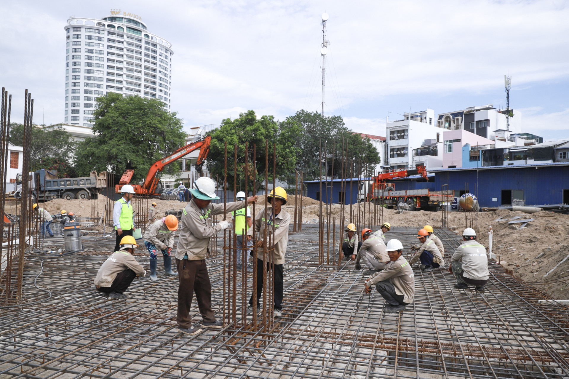 Công nhân thi công trên công trường.