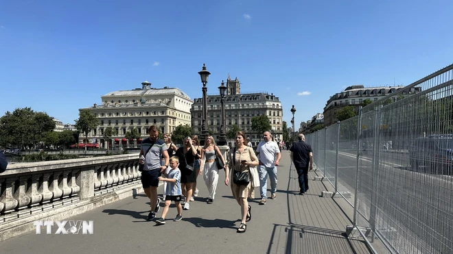 Khu vực dọc sông Seine tại trung tâm Thủ đô Paris đã được quây kín bằng hàng rào để bảo vệ an ninh. (Ảnh: Thu Hà/TTXVN)