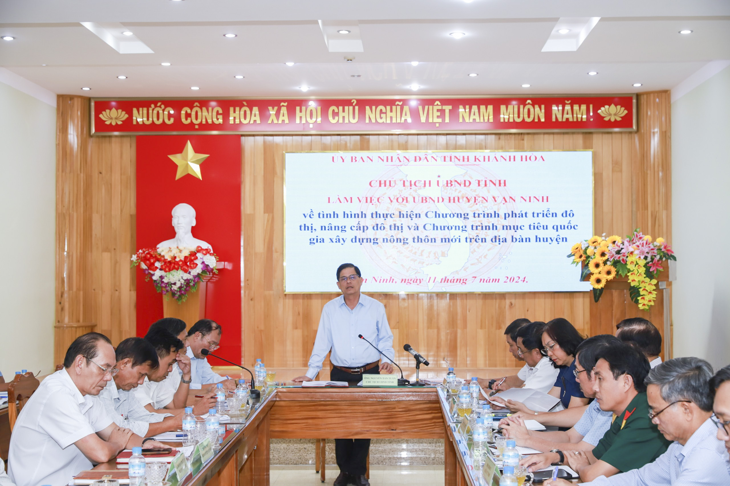 Ông Nguyễn Tấn Tuân - Phó Bí thư Tỉnh ủy, Chủ tịch UBND tỉnh:: Vạn Ninh cần hoàn thiện các tiêu chí để đạt đô thị loại IV