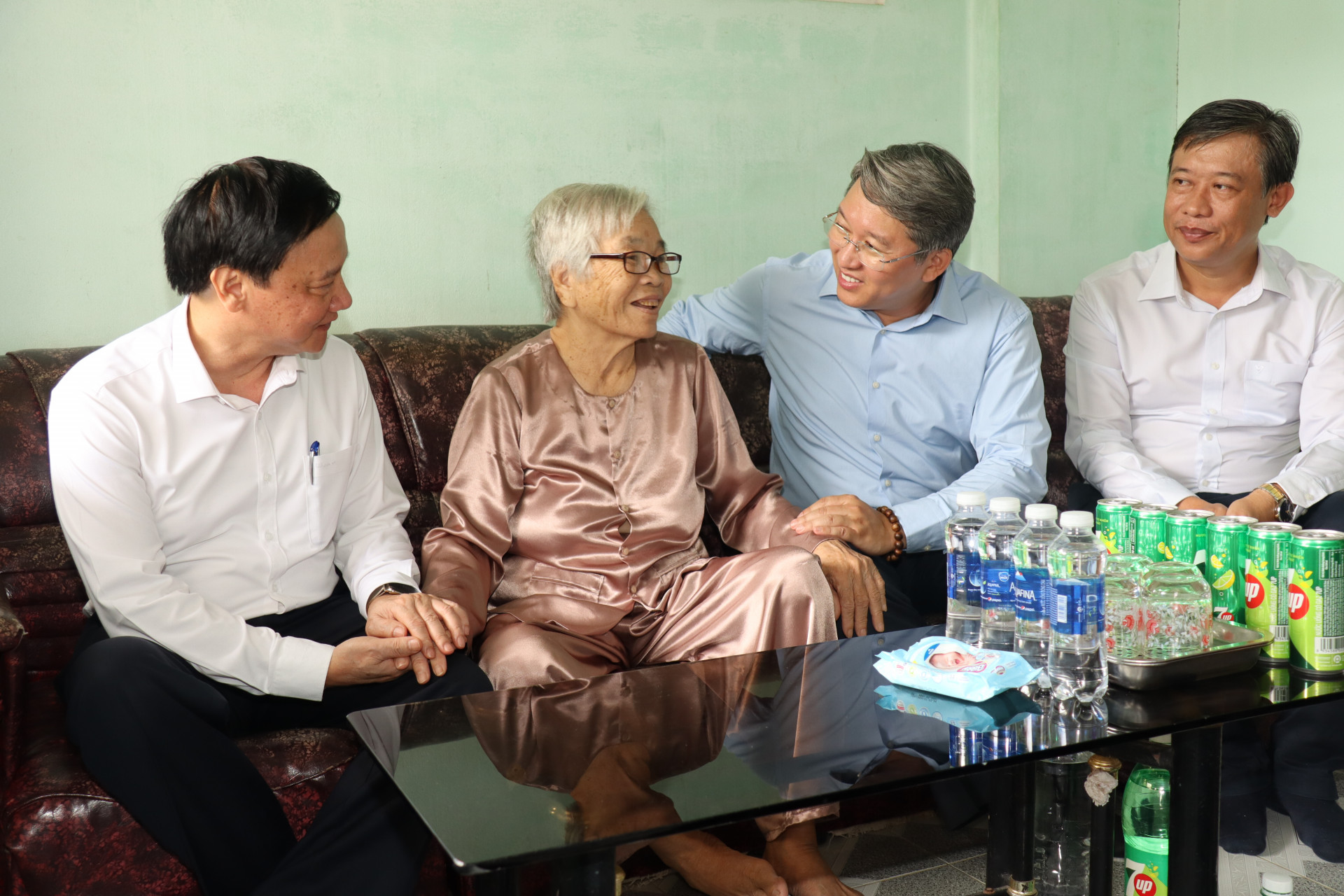 Phó Chủ tịch Quốc hội Nguyễn Khắc Định thăm các gia đình người có công trên địa bàn huyện Cam Lâm