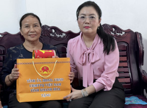 Phó Chủ tịch HĐND tỉnh Phạm Thị Xuân Trang thăm, tặng quà các gia đình có công với cách mạng ở TP. Nha Trang