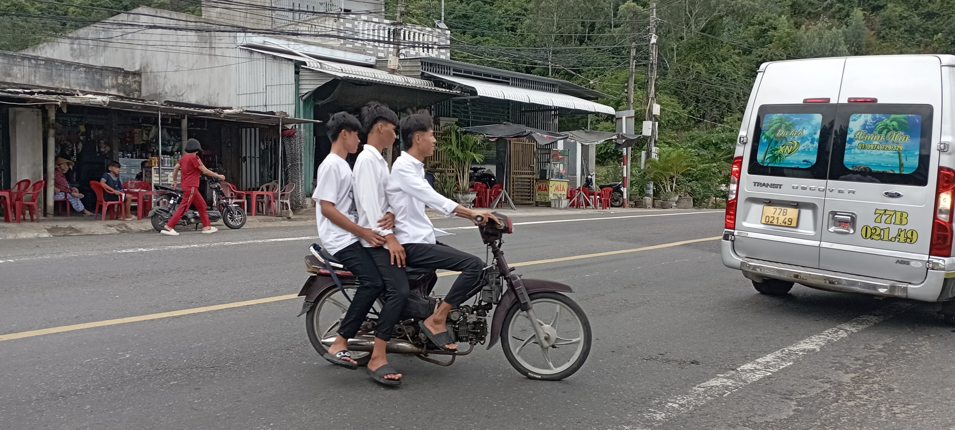 Thanh, thiếu niên vi phạm an toàn giao thông.