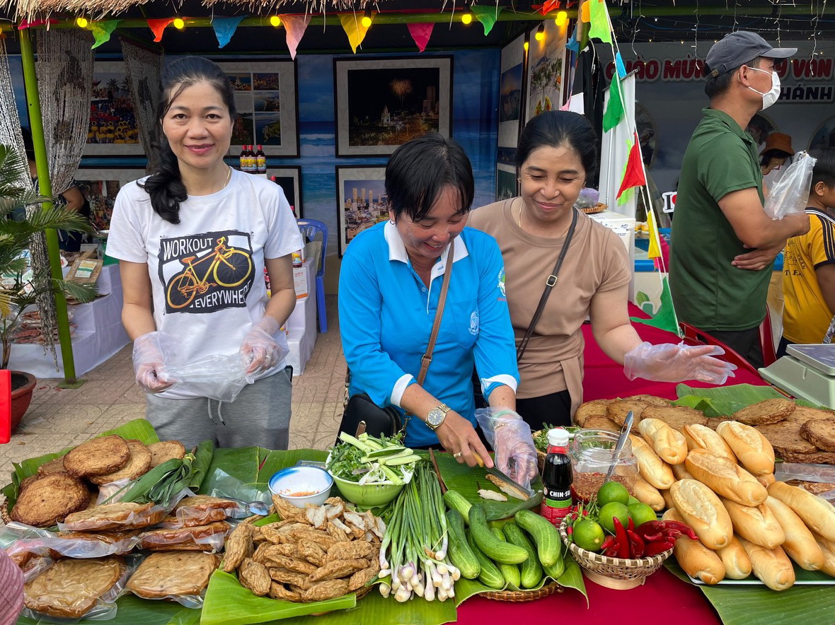 Chả cá của Tổ hợp tác làm chả cá được đưa đi giới thiệu và bày bán tại Ngày Văn hóa các dân tộc Việt Nam trên địa bàn tỉnh Khánh Hòa năm 2024 được tổ chức tại huyện Khánh Sơn.