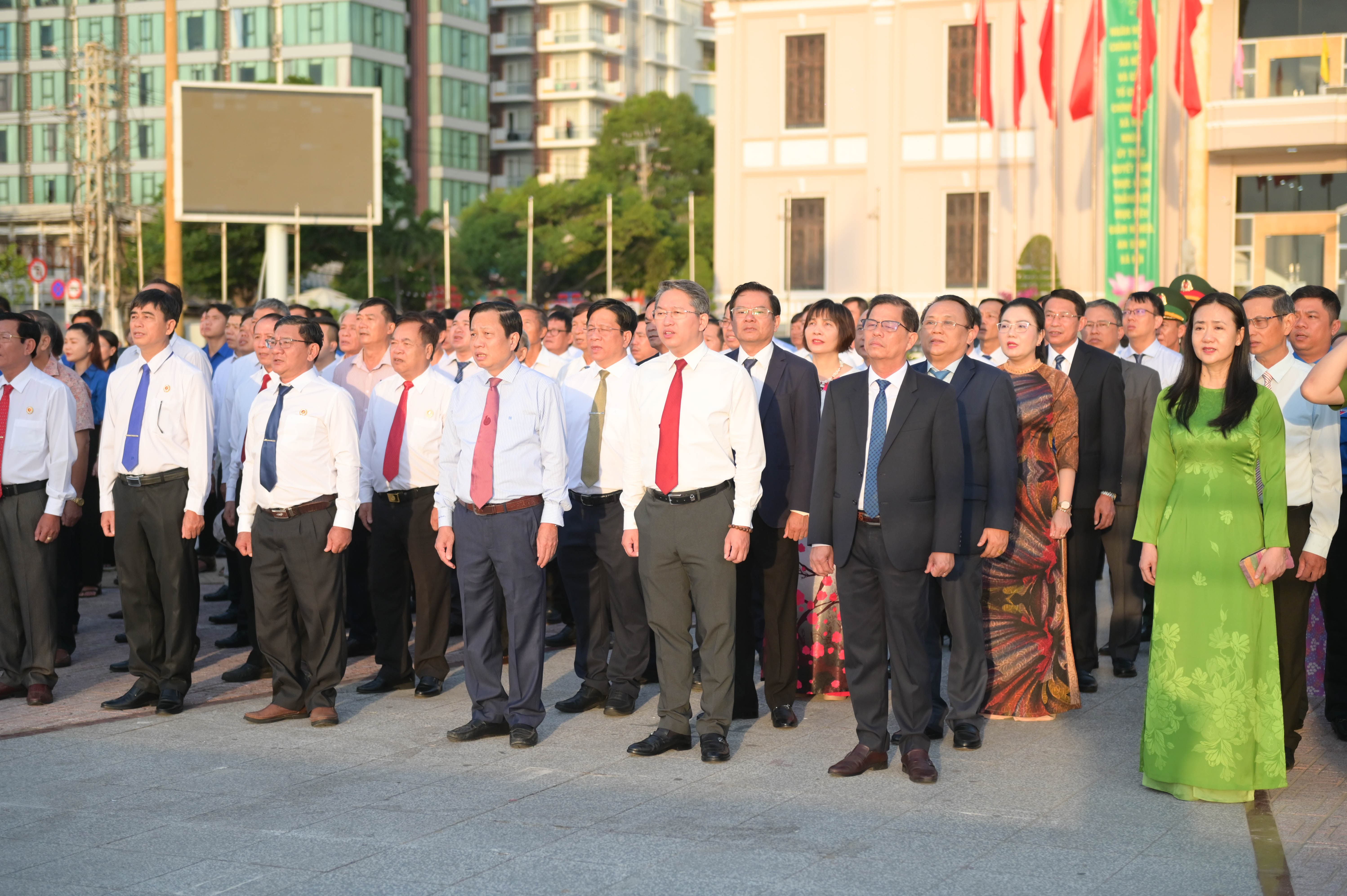 Gần 500 người tham gia Lễ chào cờ tháng 7