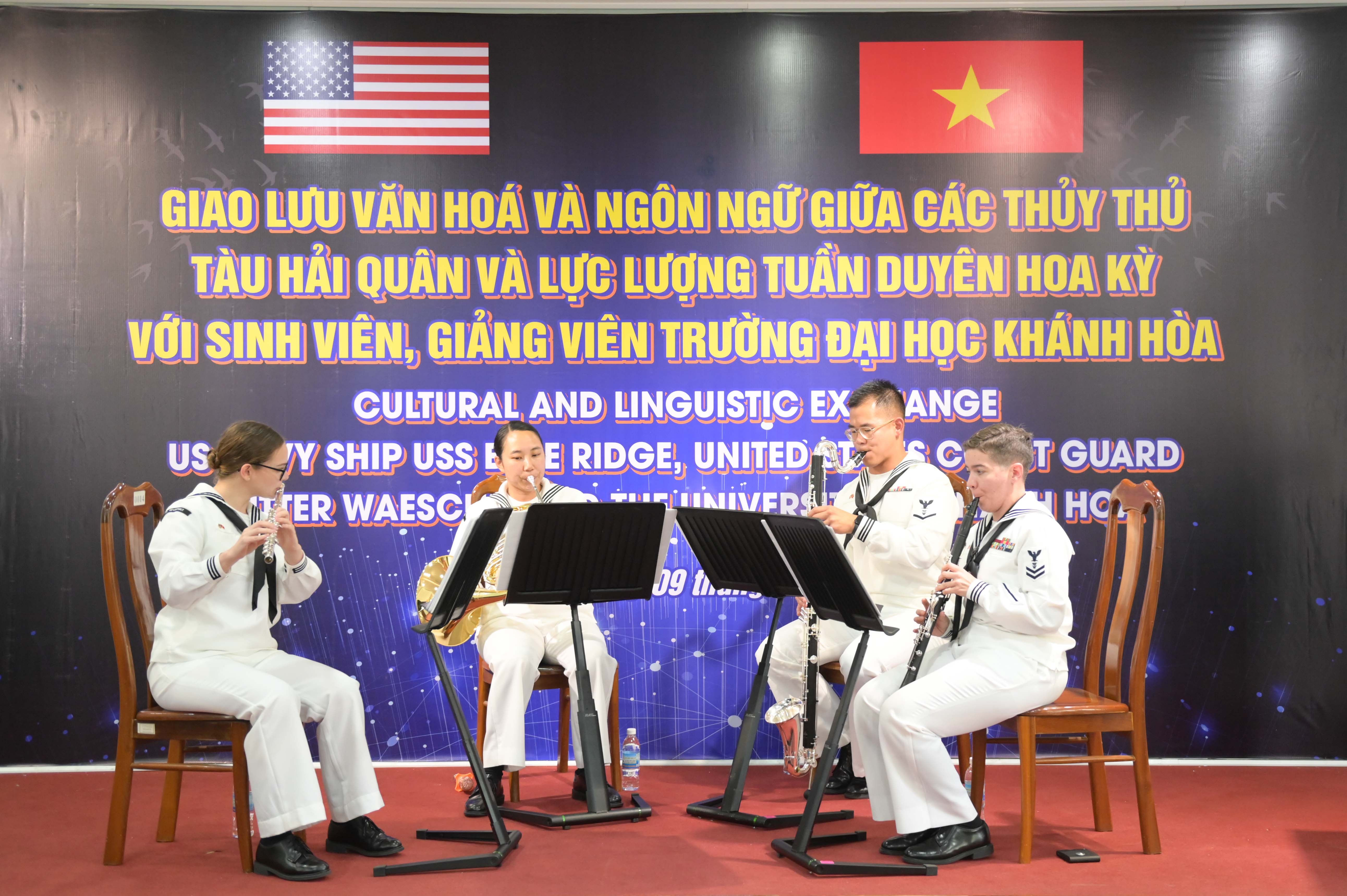 Thủy thủ tàu USS Blue Ridge và Waesche giao lưu văn hóa với sinh viên Trường Đại học Khánh Hòa
