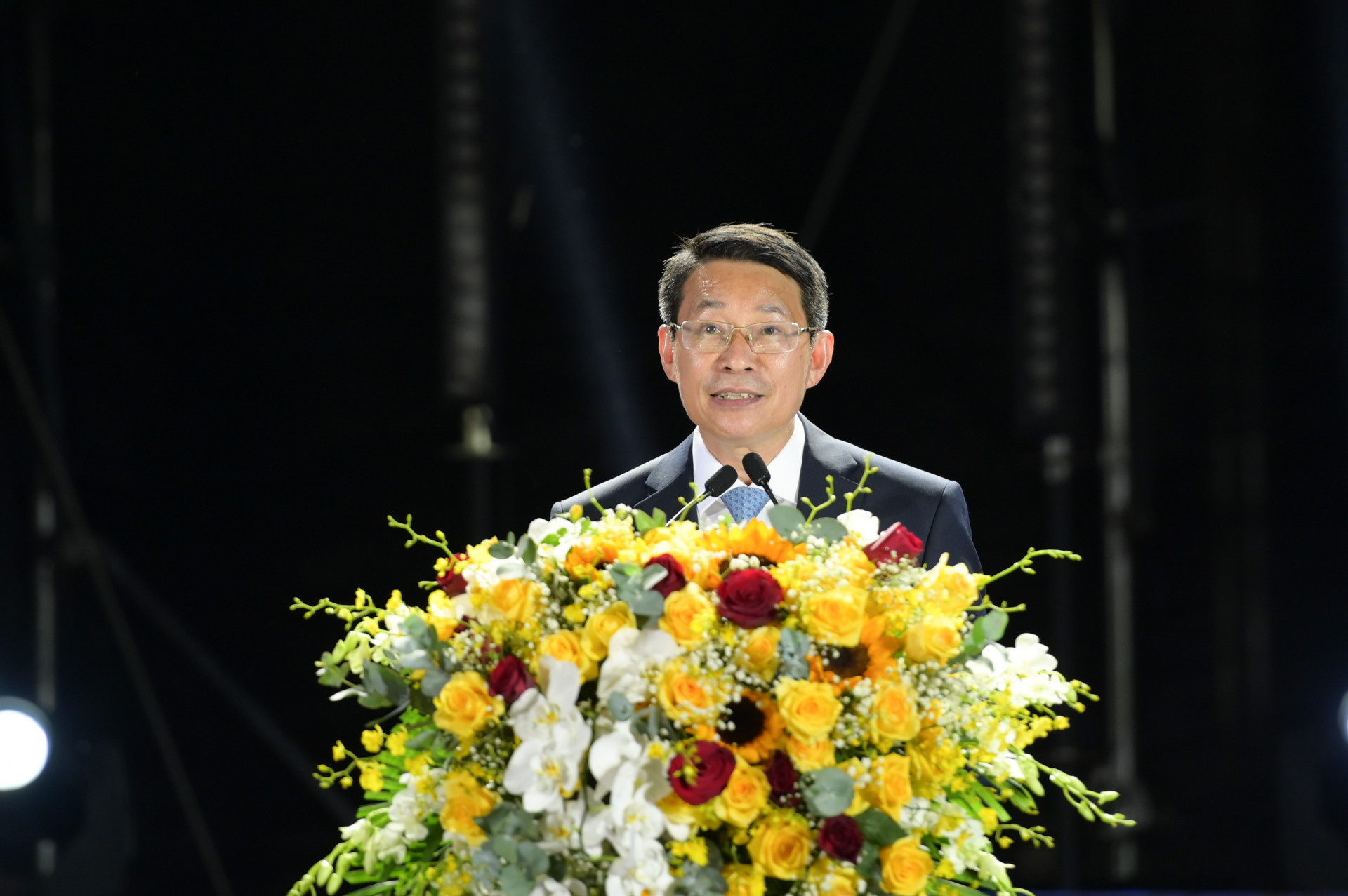 Phó Chủ tịch UBND tỉnh Đinh Văn Thiệu phát biểu khai mạc lễ hội