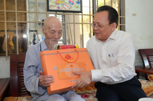 Phó Chủ tịch Thường trực UBND tỉnh Lê Hữu Hoàng thăm, tặng quà các gia đình người có công với cách mạng ở huyện Diên Khánh