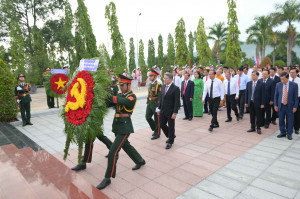 Lãnh đạo tỉnh đặt vòng hoa, dâng hương viếng Nghĩa trang liệt sĩ Hòn Dung