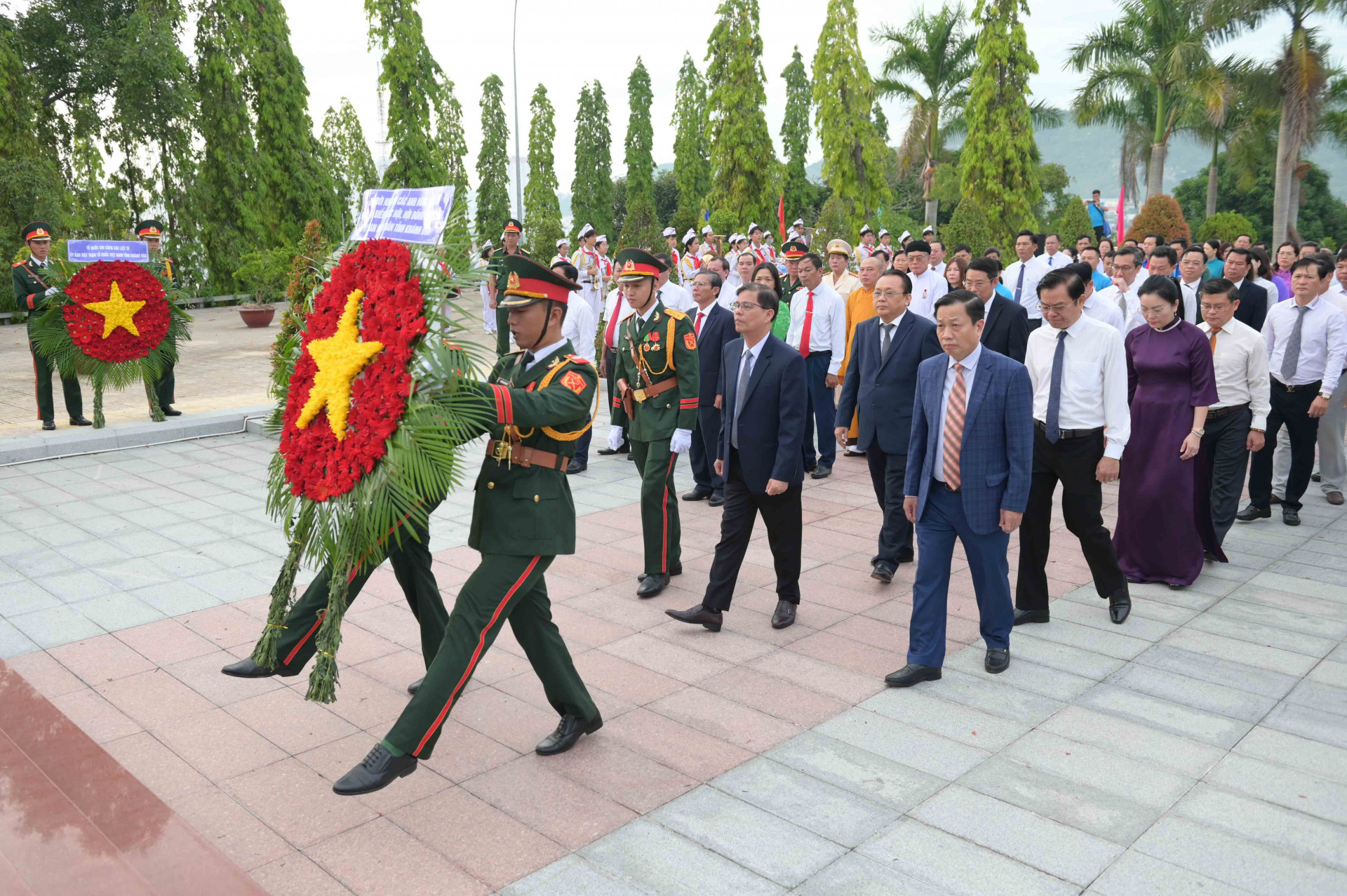Đoàn đại biểu Quốc hội, HĐND, UBND tỉnh do ông Nguyễn Tấn Tuân dẫn đầu vào viếng.
