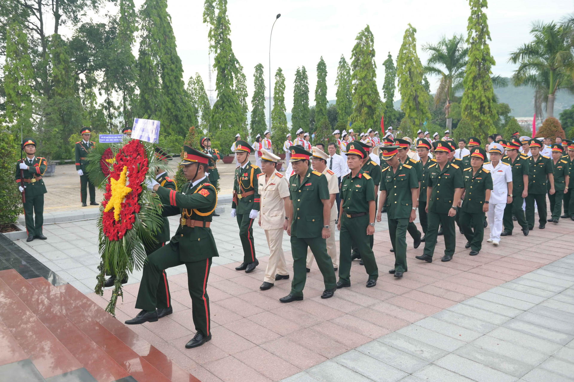 Đoàn đại biểu các lực lượng vũ trang tỉnh vào viếng.
