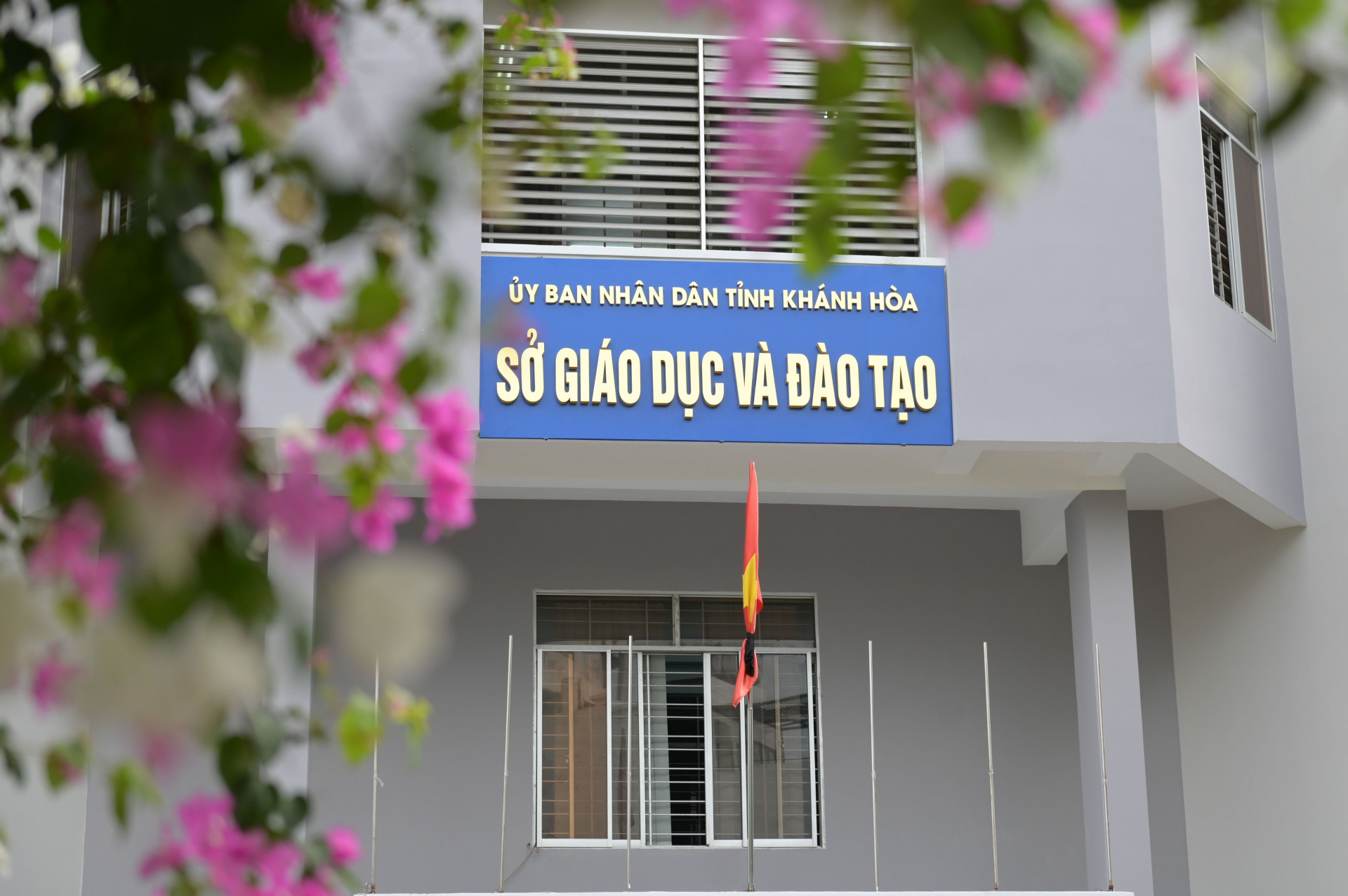 Sở Giáo dục và Đào tạo treo cờ rủ tưởng nhớ Tổng Bí thư Nguyễn Phú Trọng.