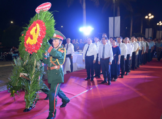 Lễ thắp nến tri ân các anh hùng liệt sĩ tại Nghĩa trang liệt sĩ Ninh Hòa - Vạn Ninh