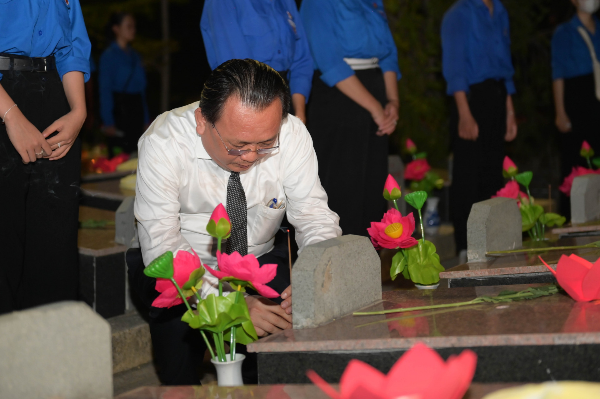 Ông Lê Hữu Hoàng dâng hương tại phần mộ liệt sĩ.