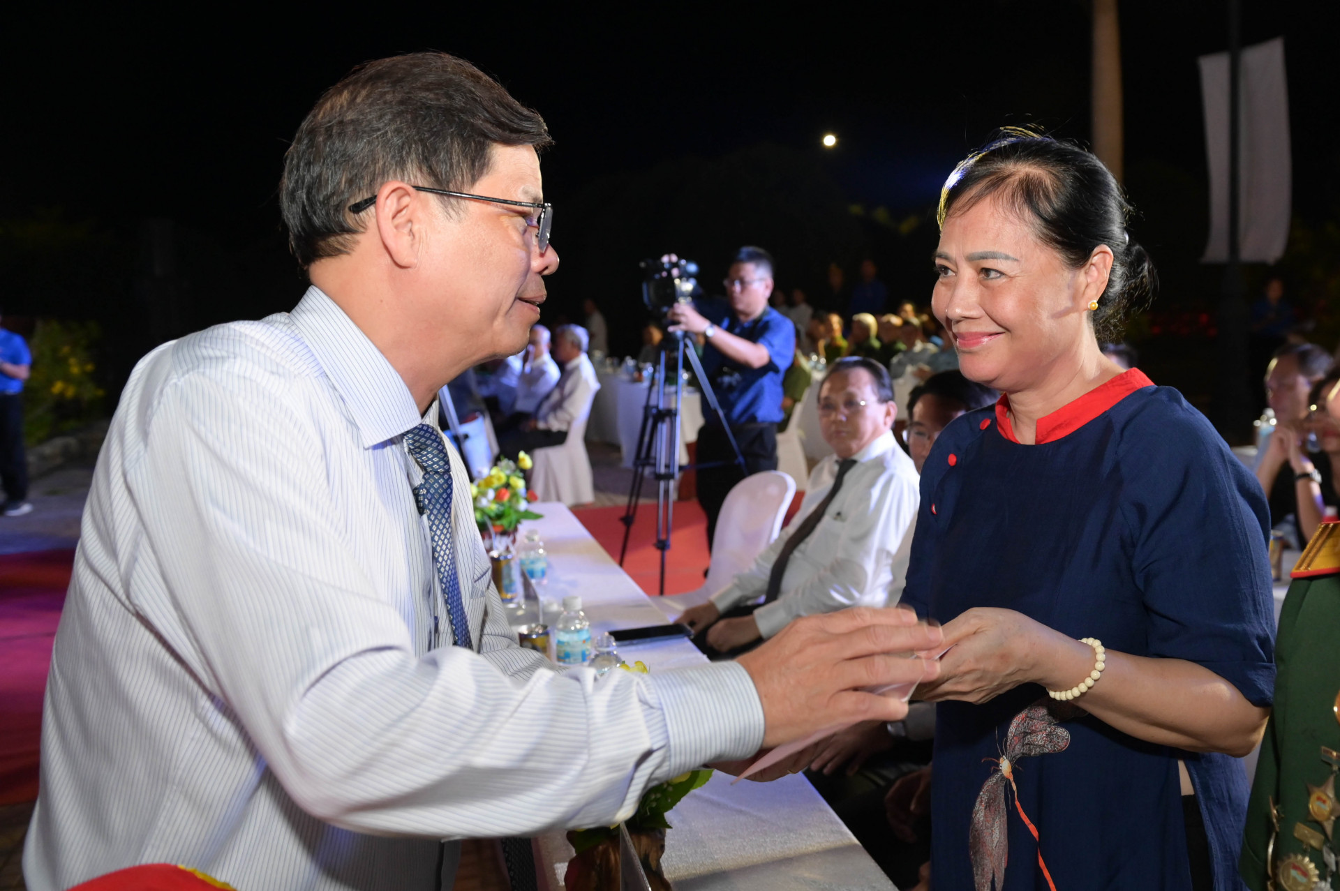 Chủ tịch UBND tỉnh tặng quà tri ân Mẹ Việt Nam anh hùng Lê Thị Minh Thủy.
