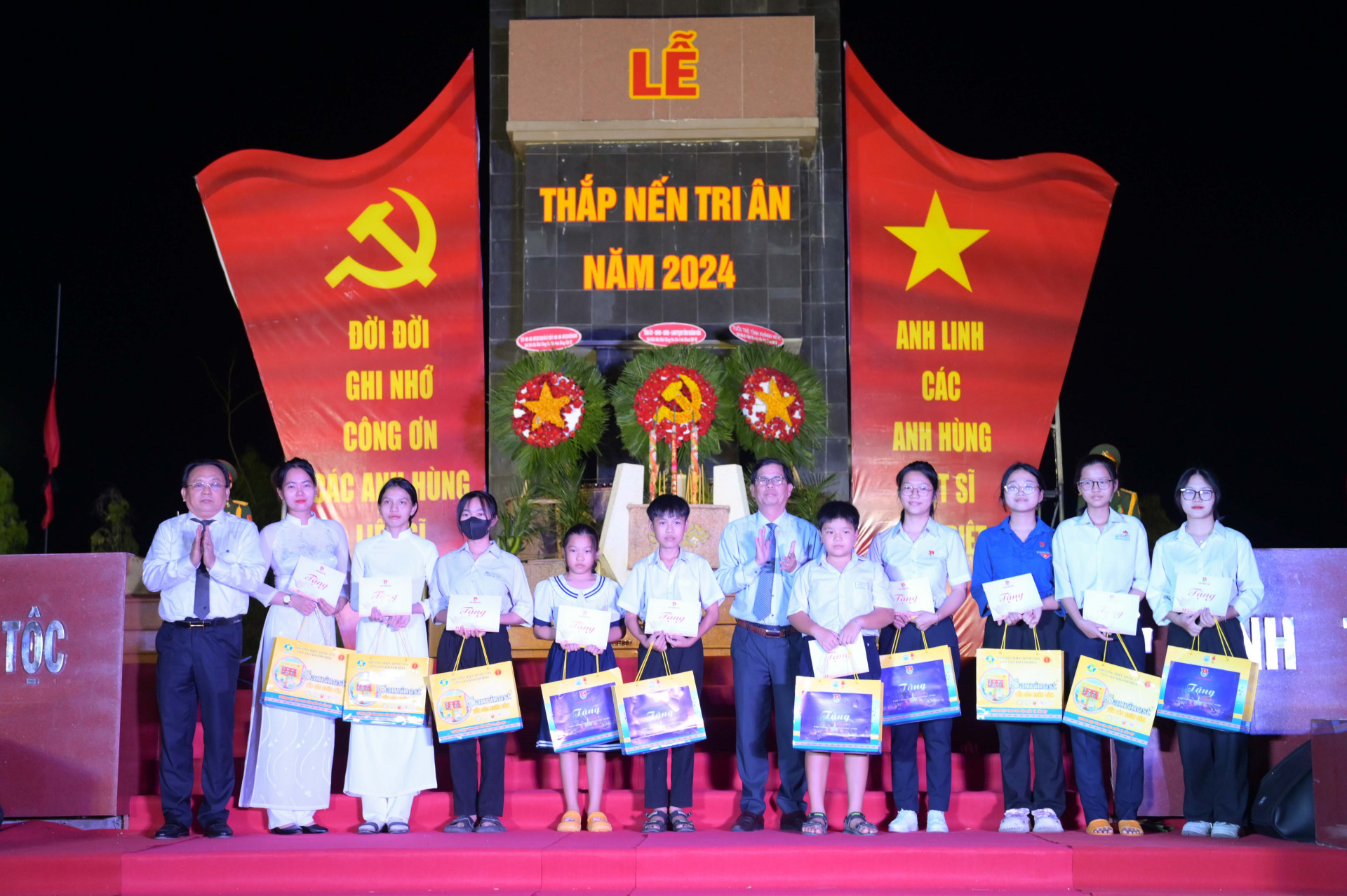 Lãnh đạo tỉnh trao quà cho học sinh con gia đình chính sách trên địa bàn thị xã Ninh Hòa và huyện Vạn Ninh.