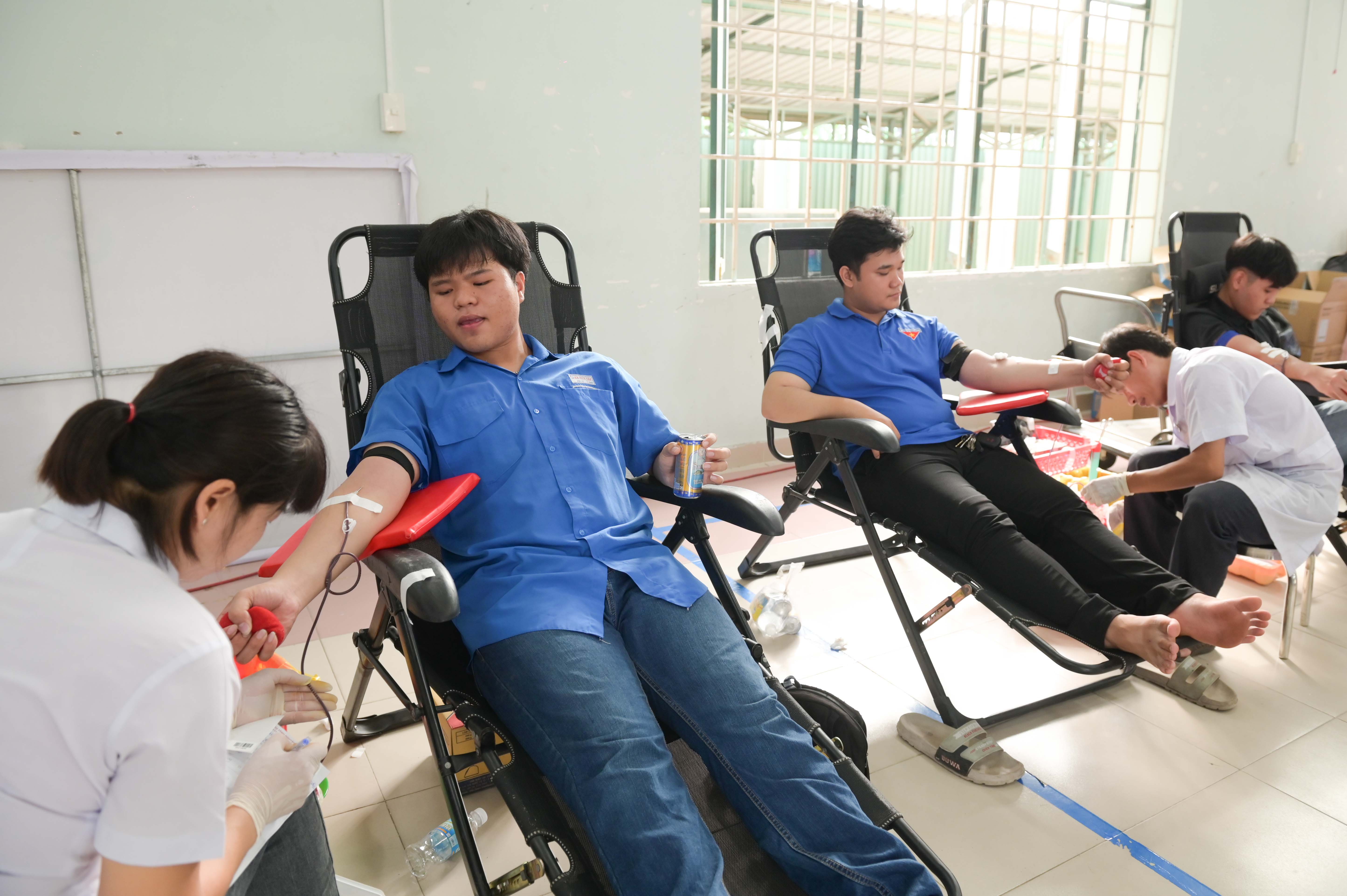 Hơn 300 người tham gia hiến máu tình nguyện