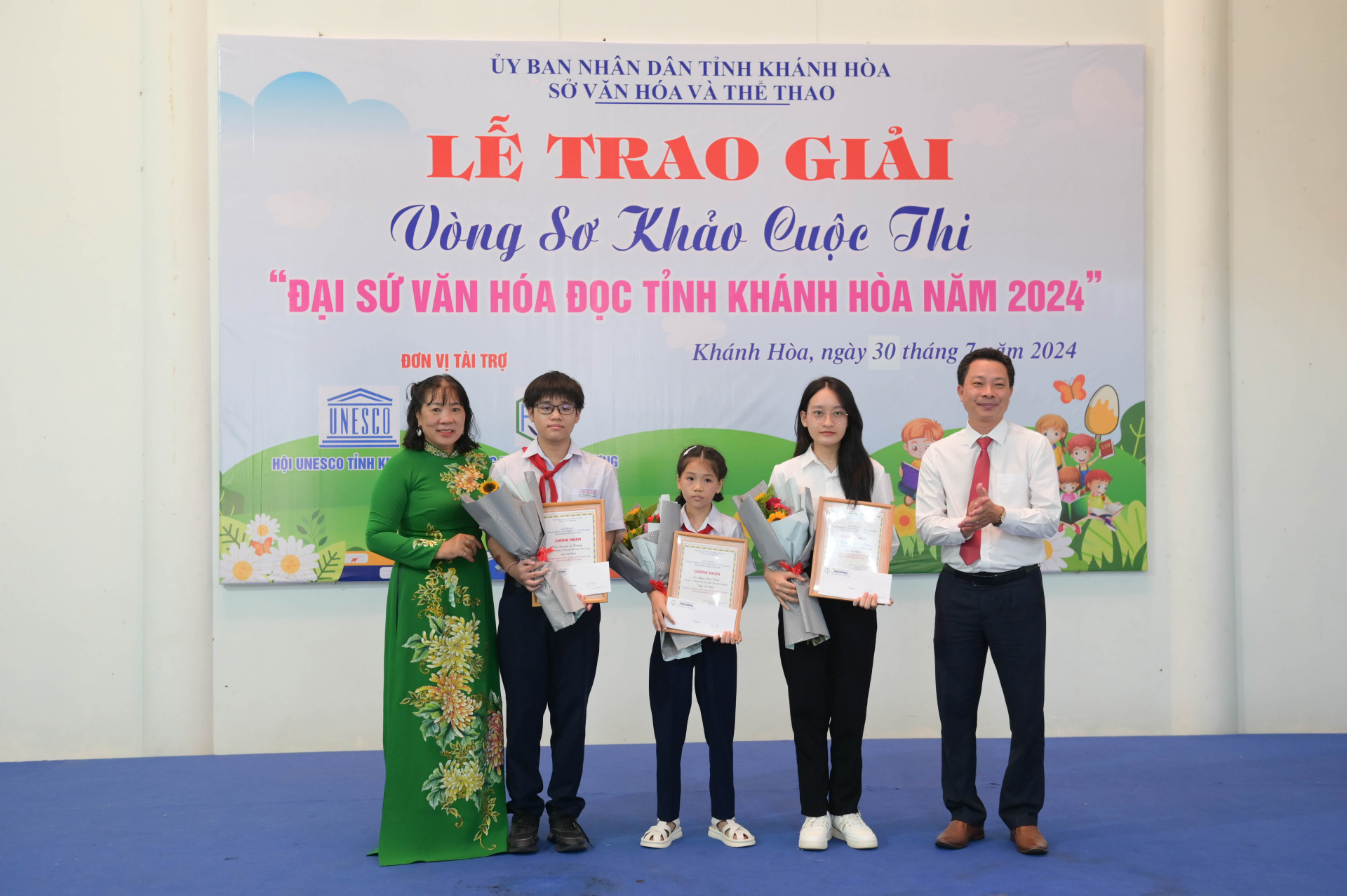 Ban tổ chức trao thưởng cho 3 thí sinh đạt giải nhất vòng sơ khảo cuộc thi.