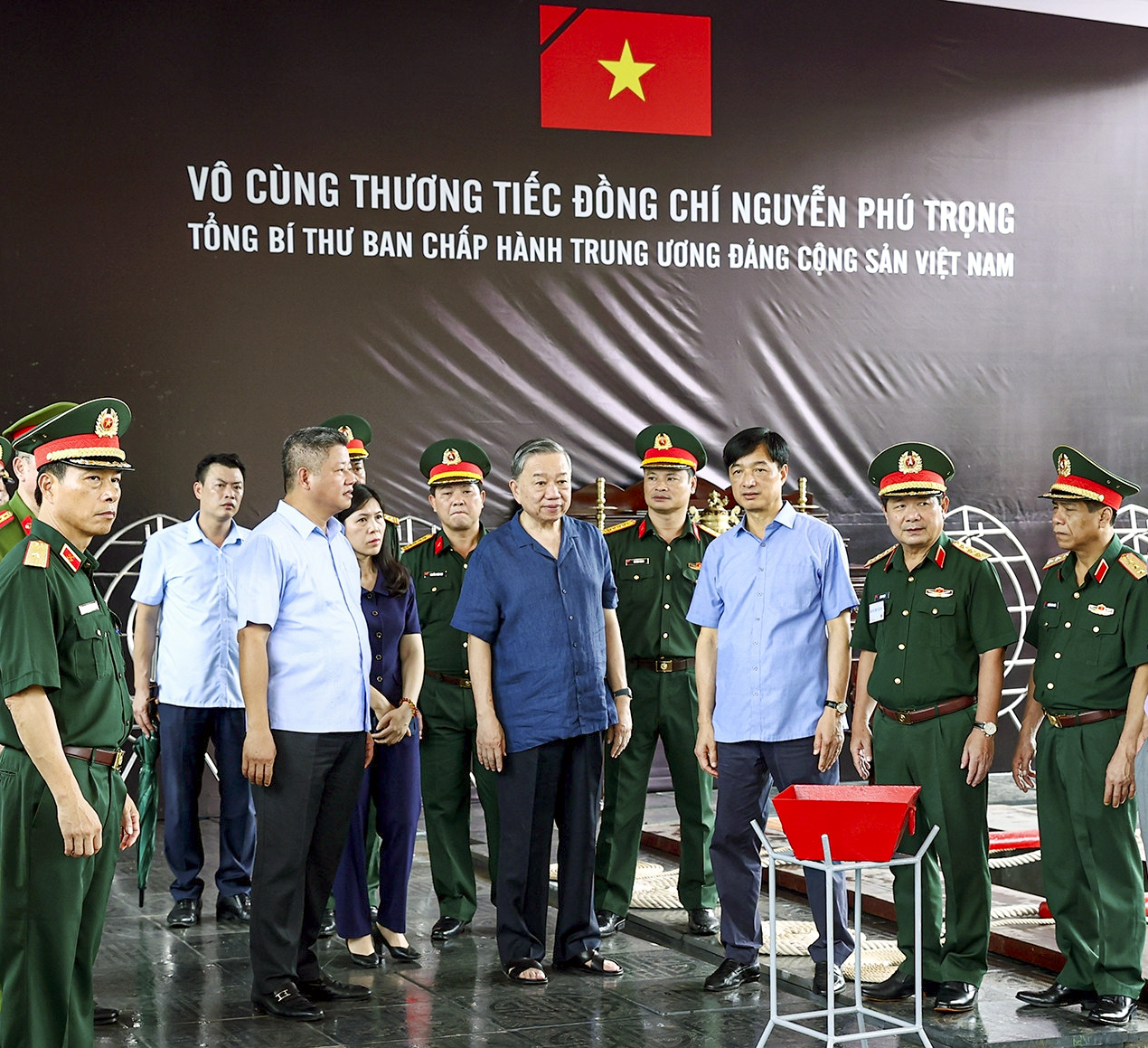 Chủ tịch nước Tô Lâm cùng đoàn đã kiểm tra những công việc quan trọng để chuẩn bị cho lễ viếng, lễ truy điệu và an táng Tổng Bí thư Nguyễn Phú Trọng vào các ngày 25 - 26-7.