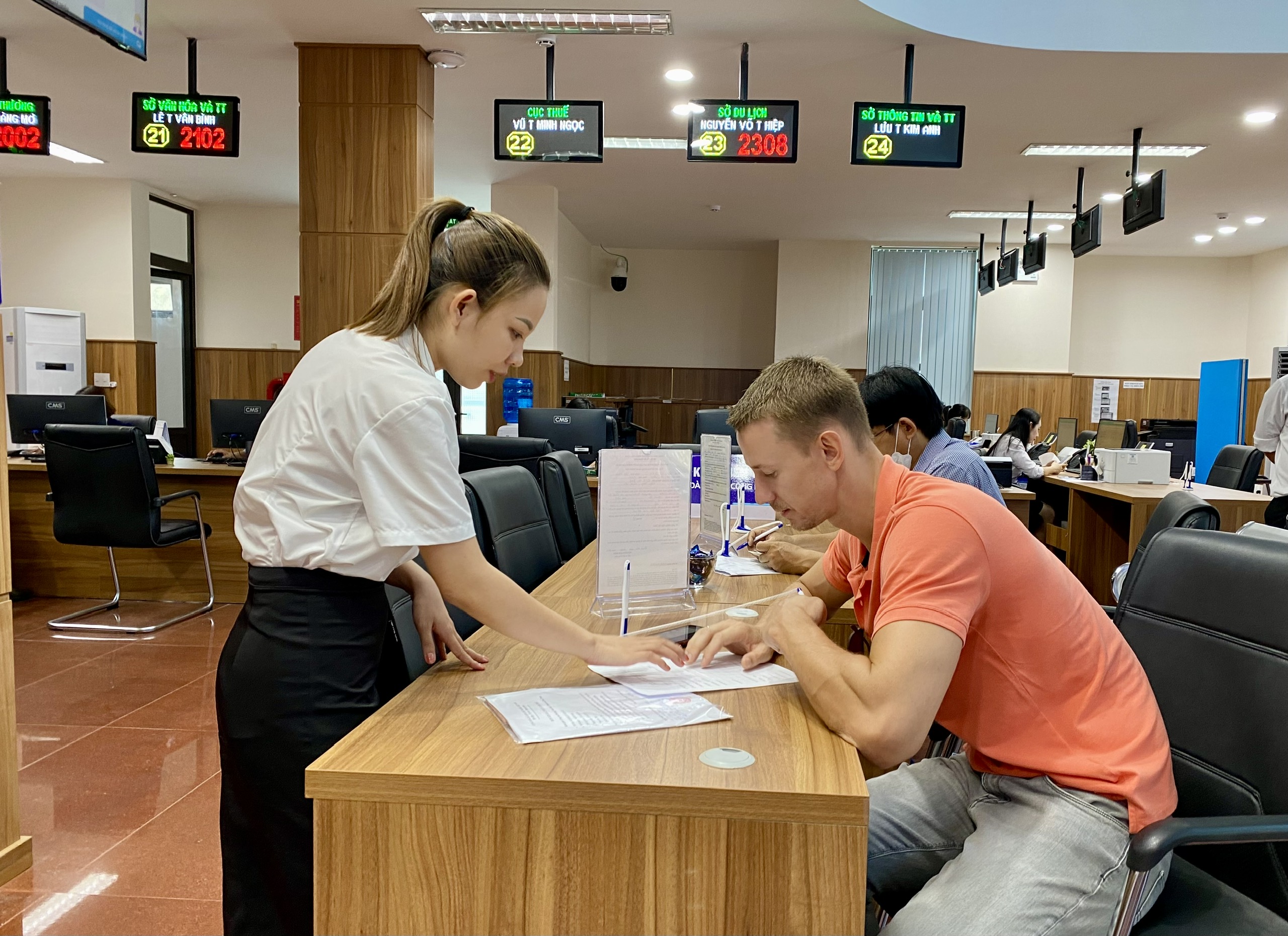 Nhân viên Trung tâm Phục vụ hành chính công tỉnh hướng dẫn khách hàng thực hiện thủ tục hành chính.