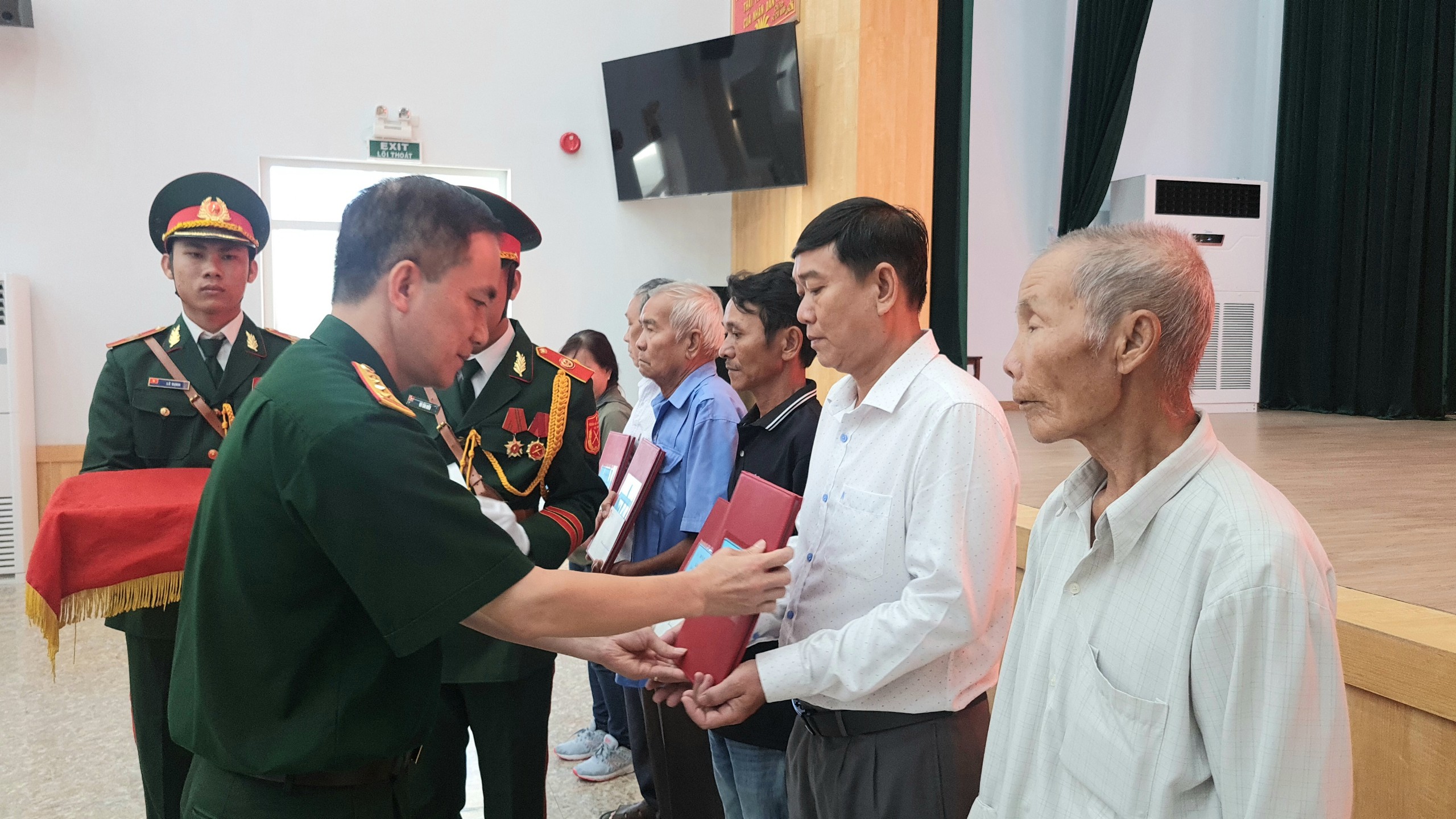 Bàn giao di vật, kỷ vật của liệt sĩ cho thân nhân gia đình tại Khánh Hòa