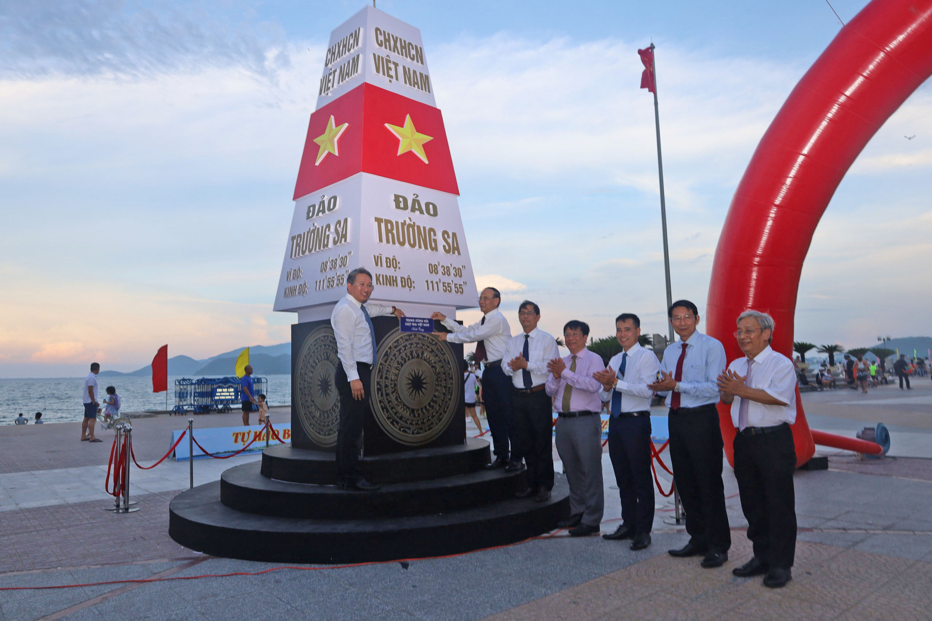 Hội Luật gia Việt Nam tặng quà lưu niệm cho các đại biểu; tặng mô hình cột mốc chủ quyền đảo Trường Sa cho nhân dân Khánh Hòa