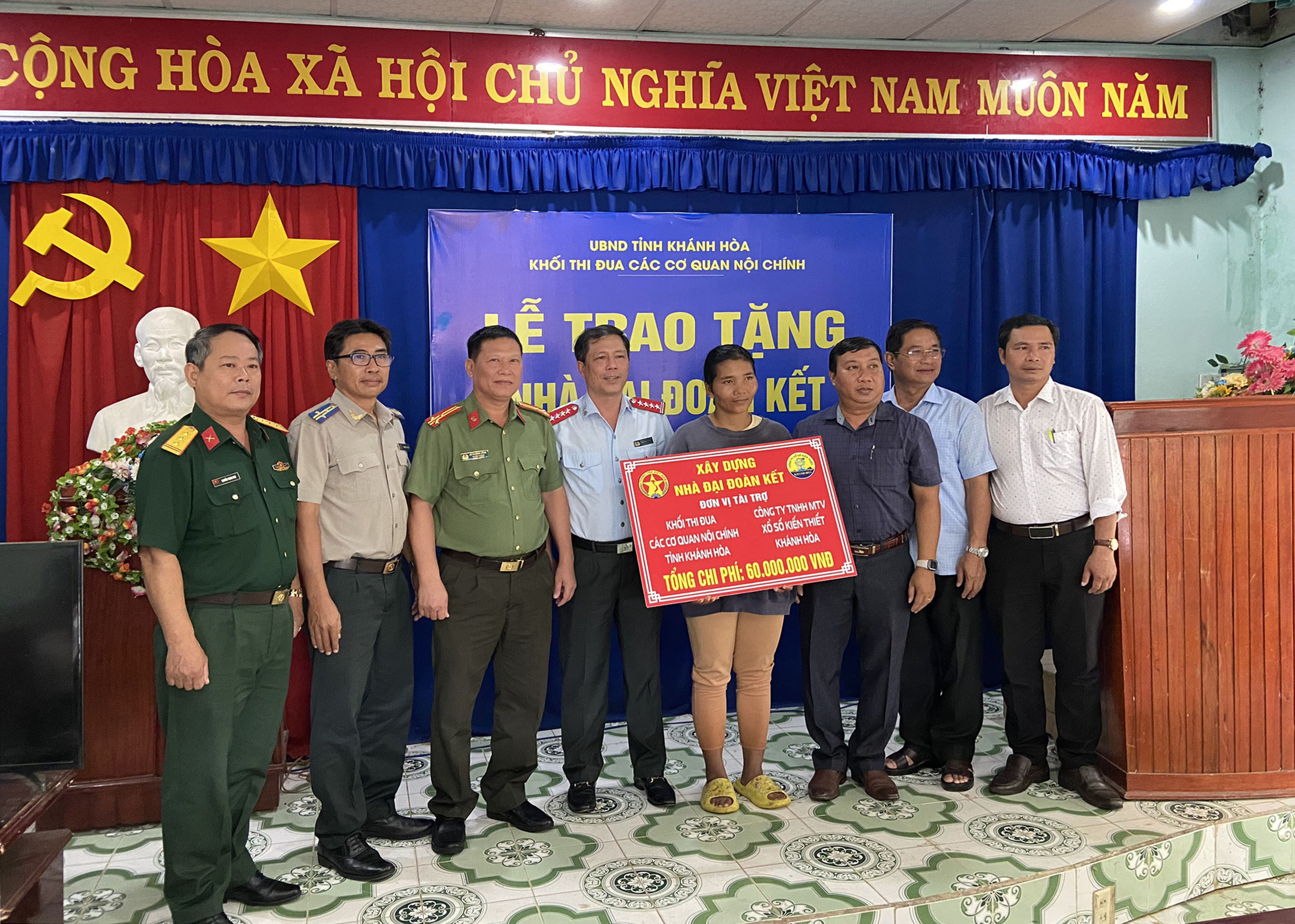 Khối Thi đua các cơ quan nội chính tỉnh:: Trao tặng nhà đại đoàn kết cho 1 hộ nghèo huyện Khánh Sơn