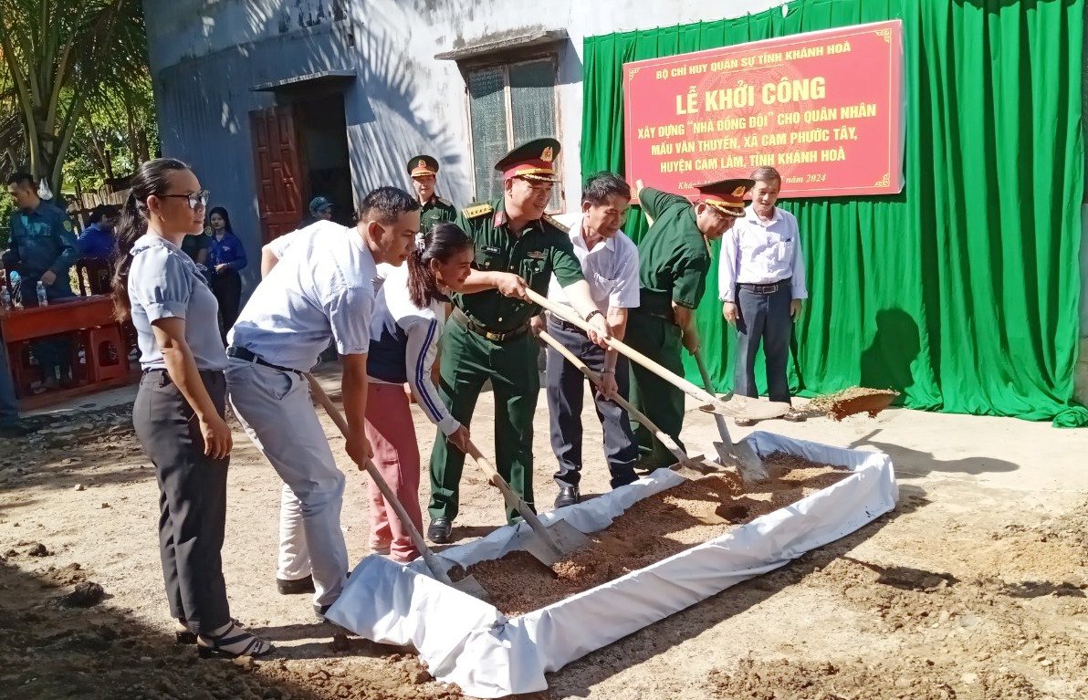 Đại diện Bộ CHQS tỉnh và các cơ quan, đơn vị tiến hành lễ khởi công xây dựng nhà.