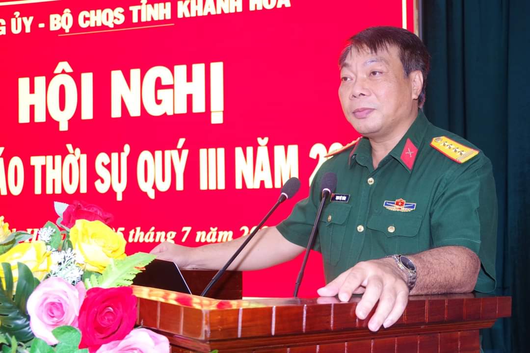 Đại tá Trịnh Việt Thành thông báo thời sự đến các đại biểu.