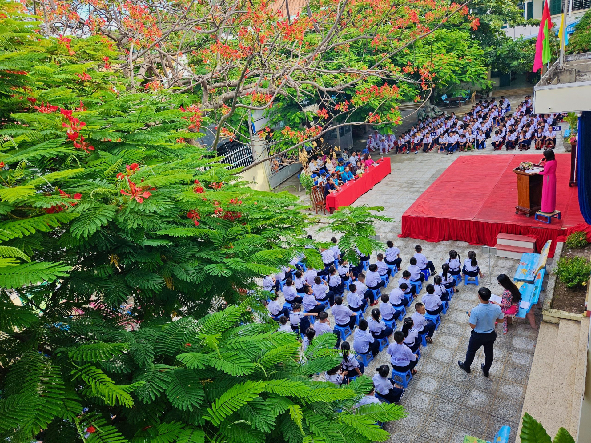 Học sinh 
Trường Tiểu học 
Vĩnh Nguyên 3 
(điểm trường 
đảo Trí Nguyên) trong ngày khai giảng 
năm học 2023-2024. 
Ảnh: Minh Chiến