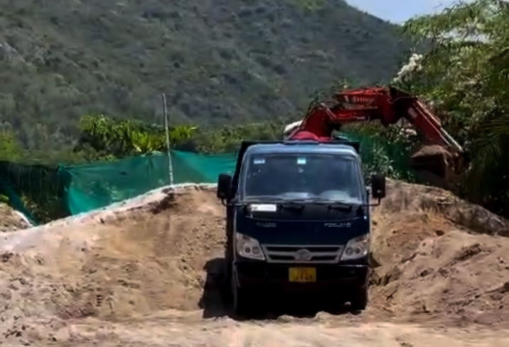 Nha Trang: Xóa bãi tập kết cát lậu ven sông Cái