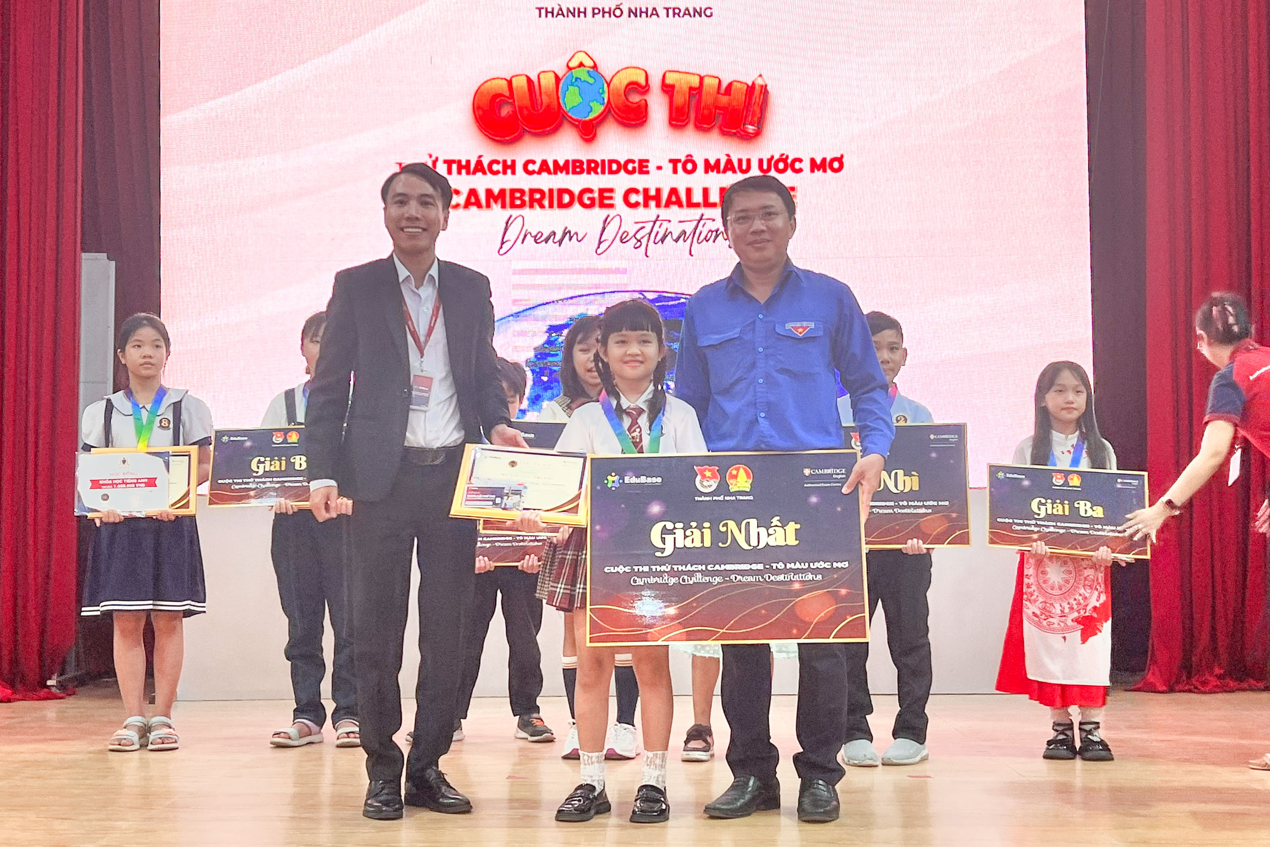 Ban tổ chức trao giải nhất cho thí sinh xuất sắc.