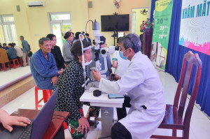 Khám mắt miễn phí cho hơn 200 người dân xã Cam Tân