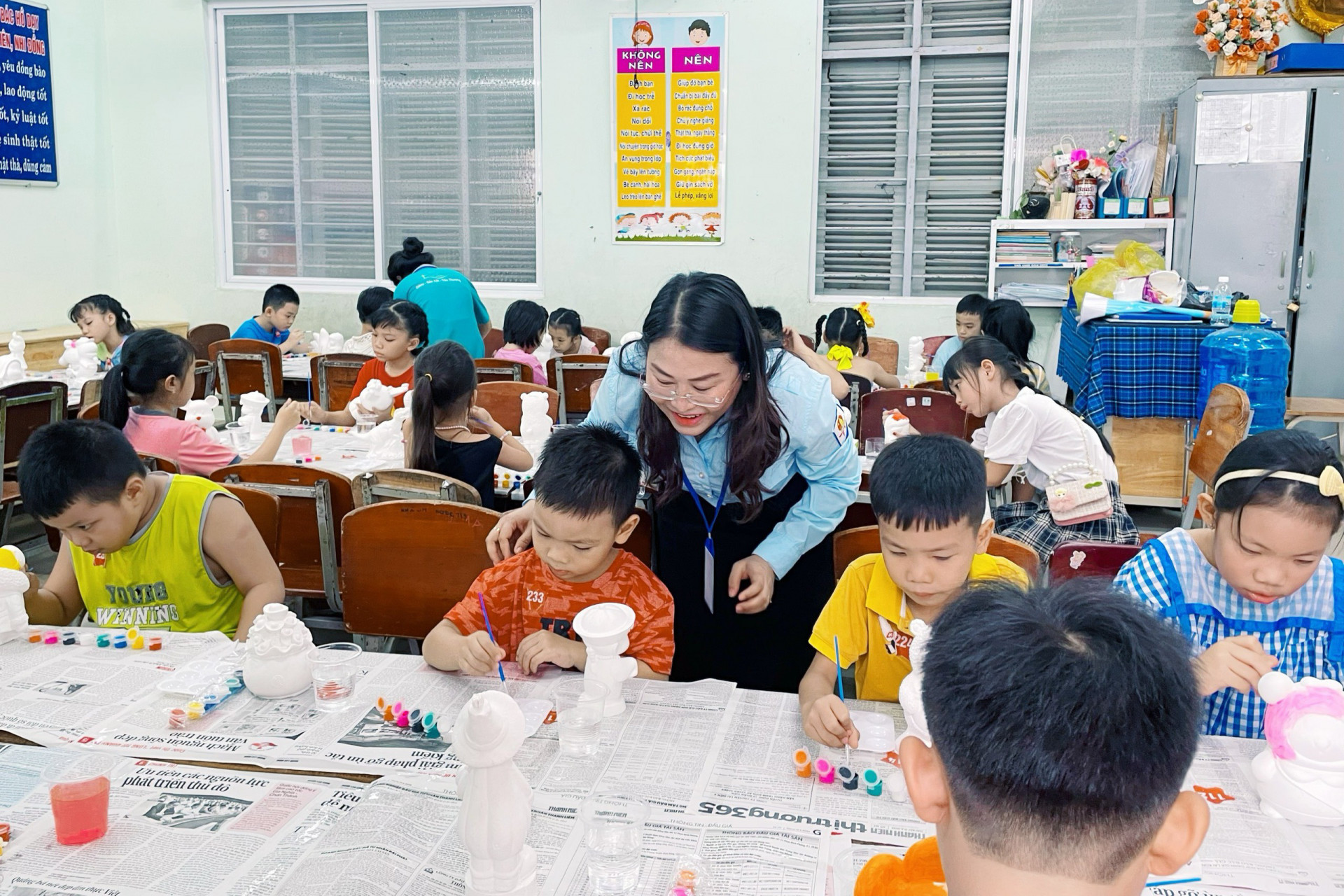 Các thiếu nhi thi tài.