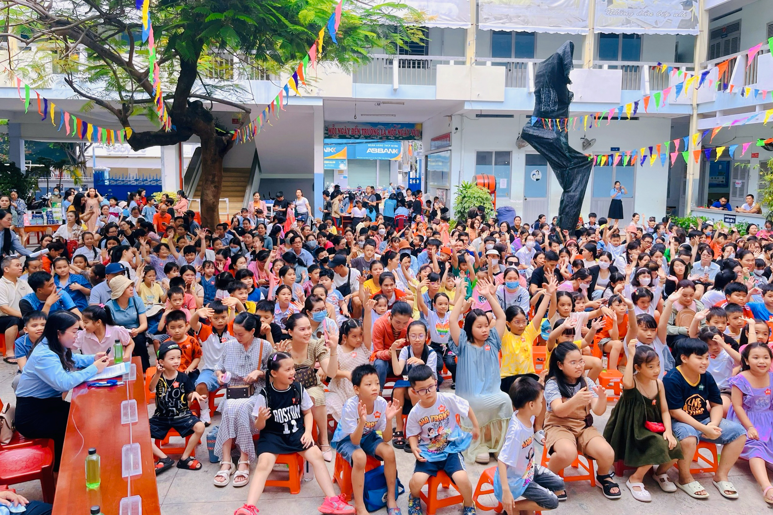 Hơn 400 thiếu nhi tham gia cuộc thi Bé tô tượng