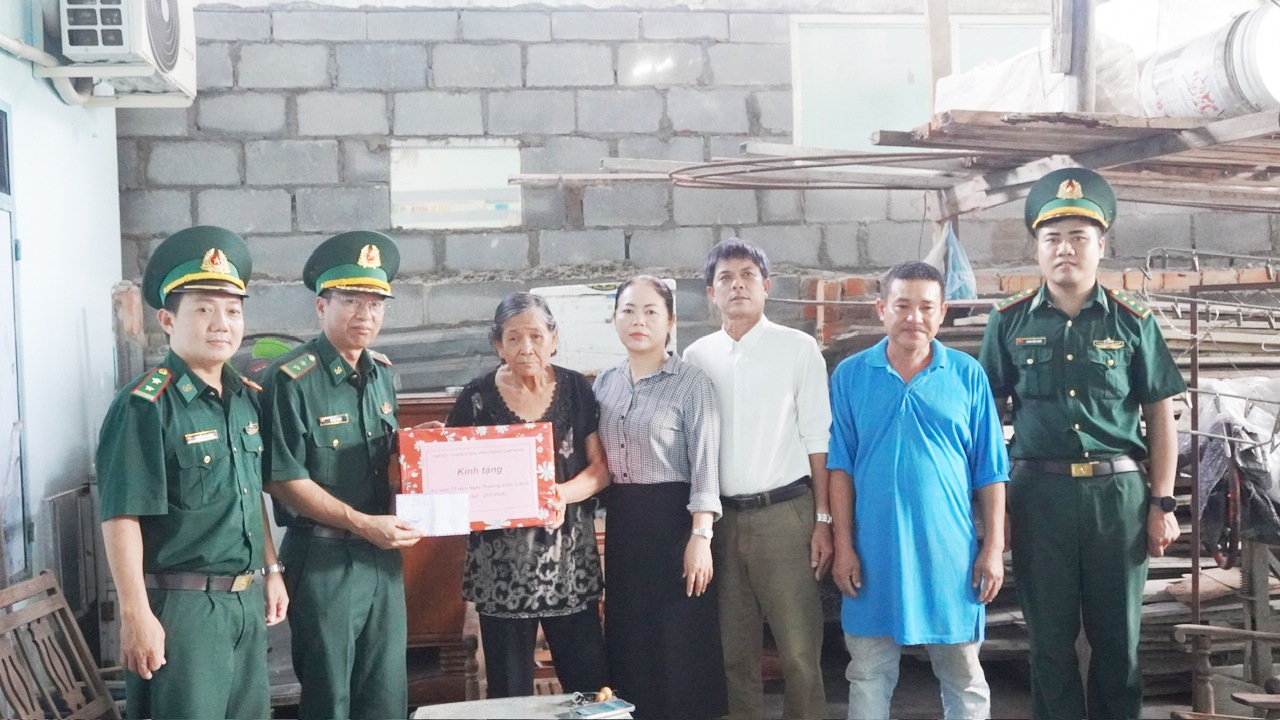 Đồn Biên phòng Cam Ranh thăm, tặng quà 2 gia đình người có công với cách mạng