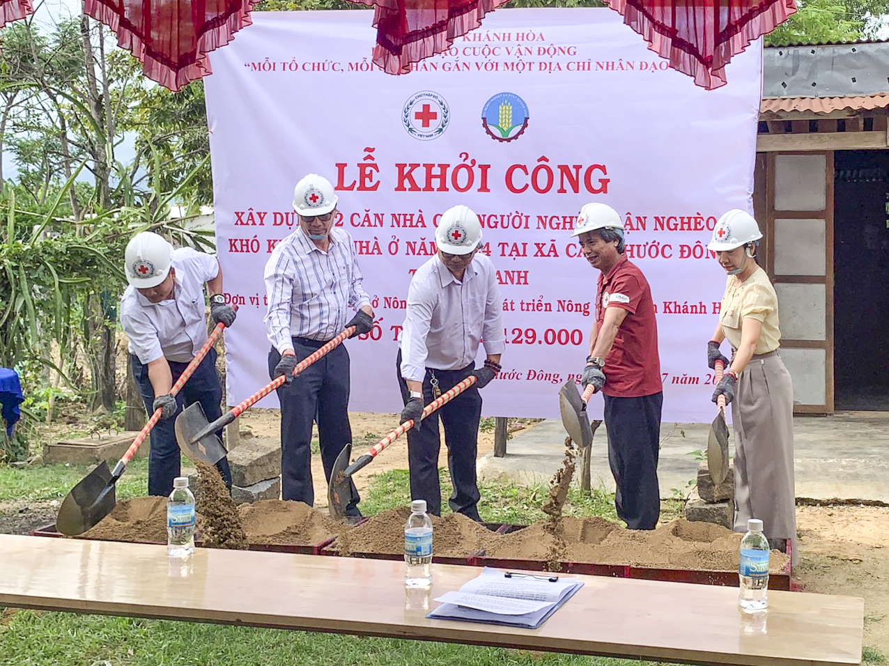 Các đại biểu thực hiện nghi thức khởi công