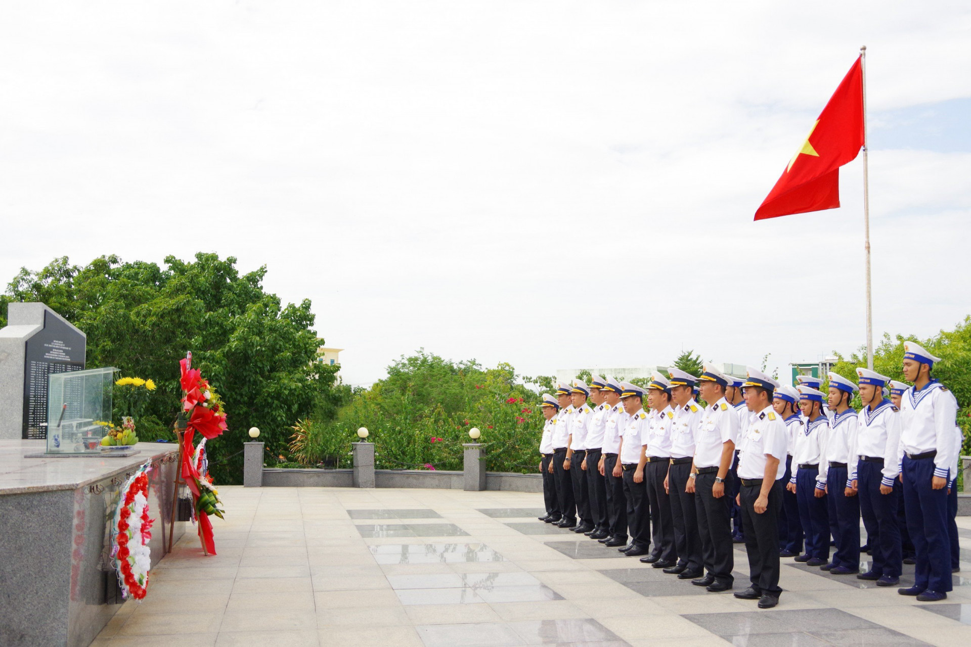 Cán bộ, chiến sĩ trung tâm dâng hương, tưởng niệm các anh hùng liệt sĩ.