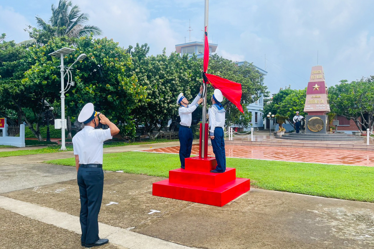 Cán bộ, chiến sĩ đảo Trường Sa treo cờ rủ tưởng nhớ Tổng Bí thư Nguyễn Phú Trọng.