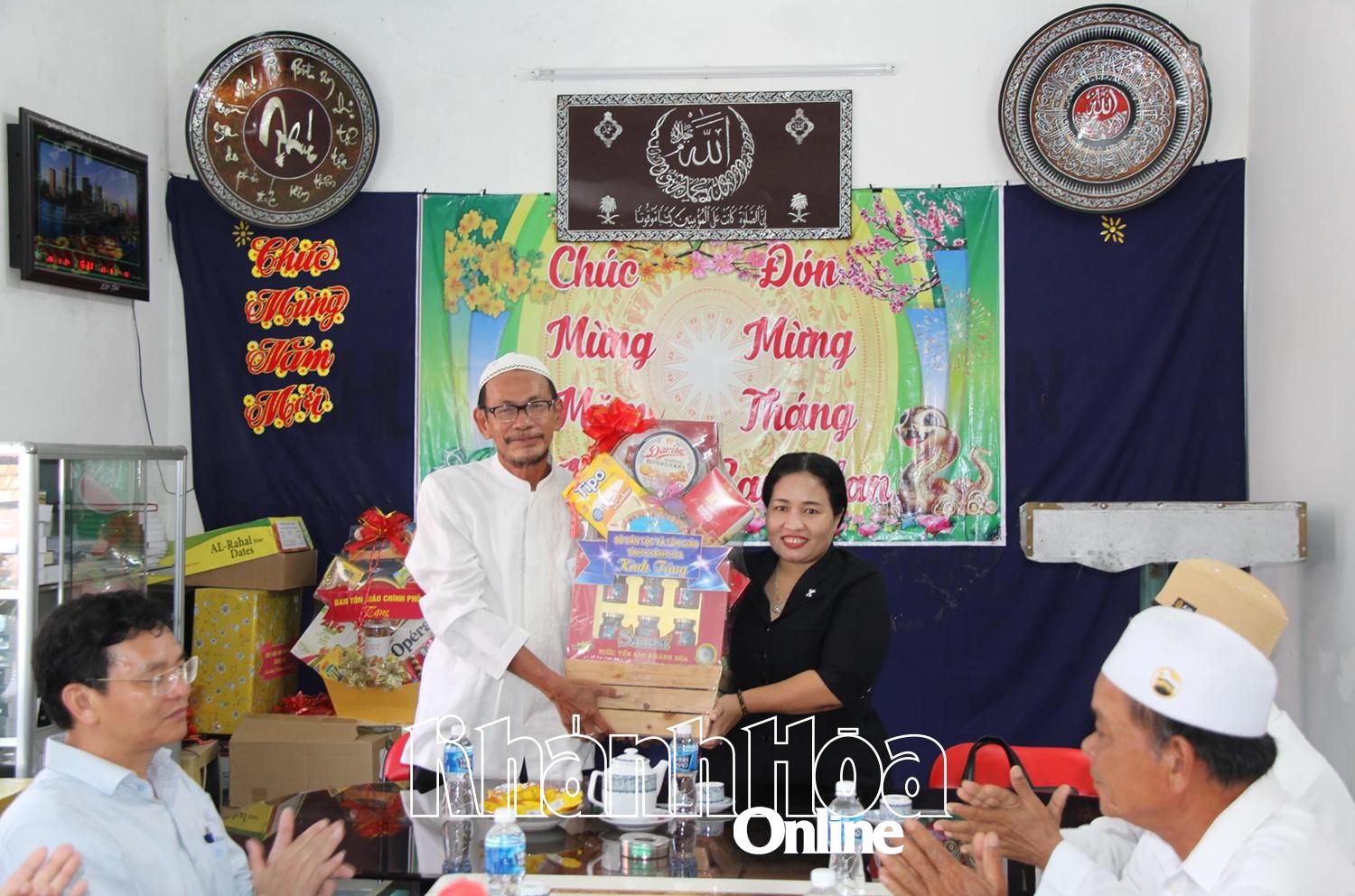 Lãnh đạo Sở Dân tộc và Tôn giáo thăm, tặng quà tại Ban Đại diện Cộng đồng Hồi giáo.