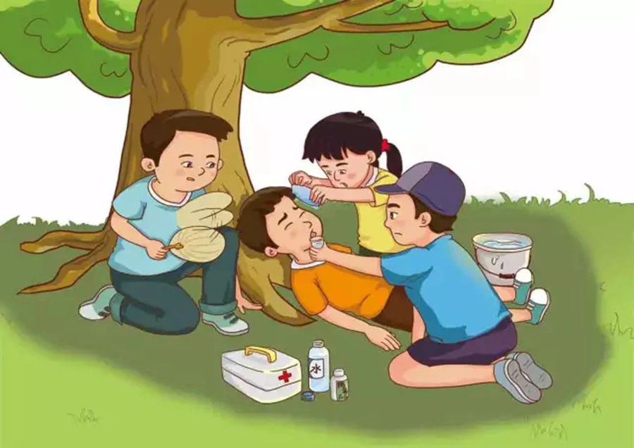 Nếu trẻ bị say nắng, cần hạ nhiệt ngay, đưa trẻ đến nơi mát mẻ, thông thoáng, khô ráo, cho trẻ uống nhiều nước, nới lỏng quần áo,... (Ảnh: ITN)