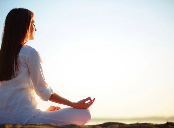 Hít thở chậm và sâu giúp làm dịu hệ thần kinh, giúp giảm huyết áp.