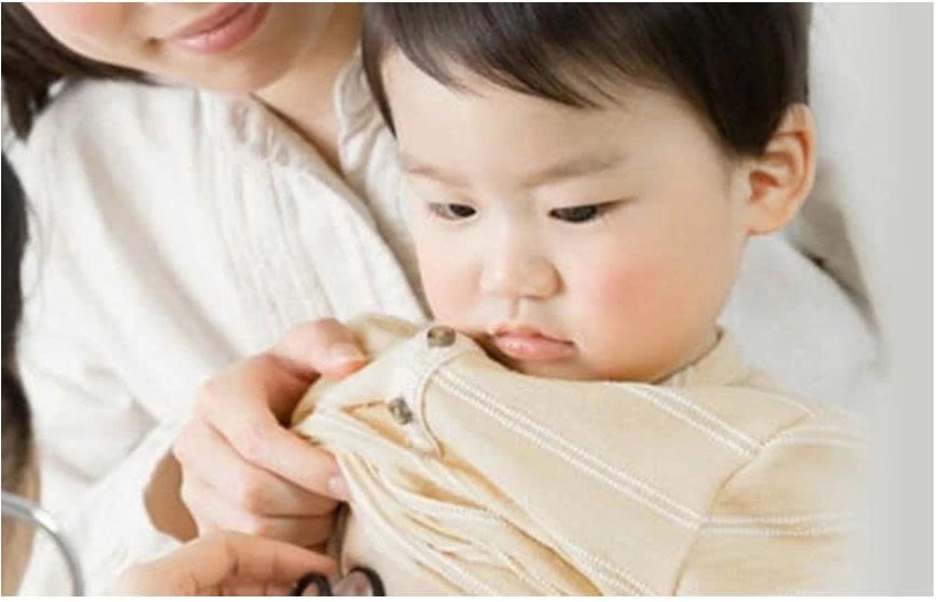 Rôm sảy là một trong những bệnh ngoài da thường gặp ở trẻ em vào mùa hè. (Ảnh: ITN)