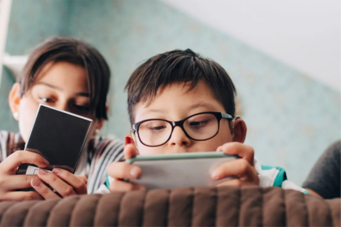 Cảnh báo chứng lác mắt ở giới trẻ do sử dụng thiết bị điện tử