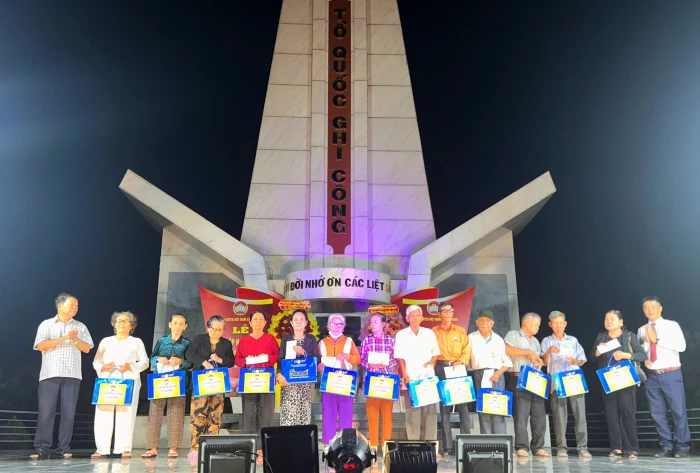 Xã Vạn Ninh: Tặng 60 suất quà cho gia đình chính sách, người có công