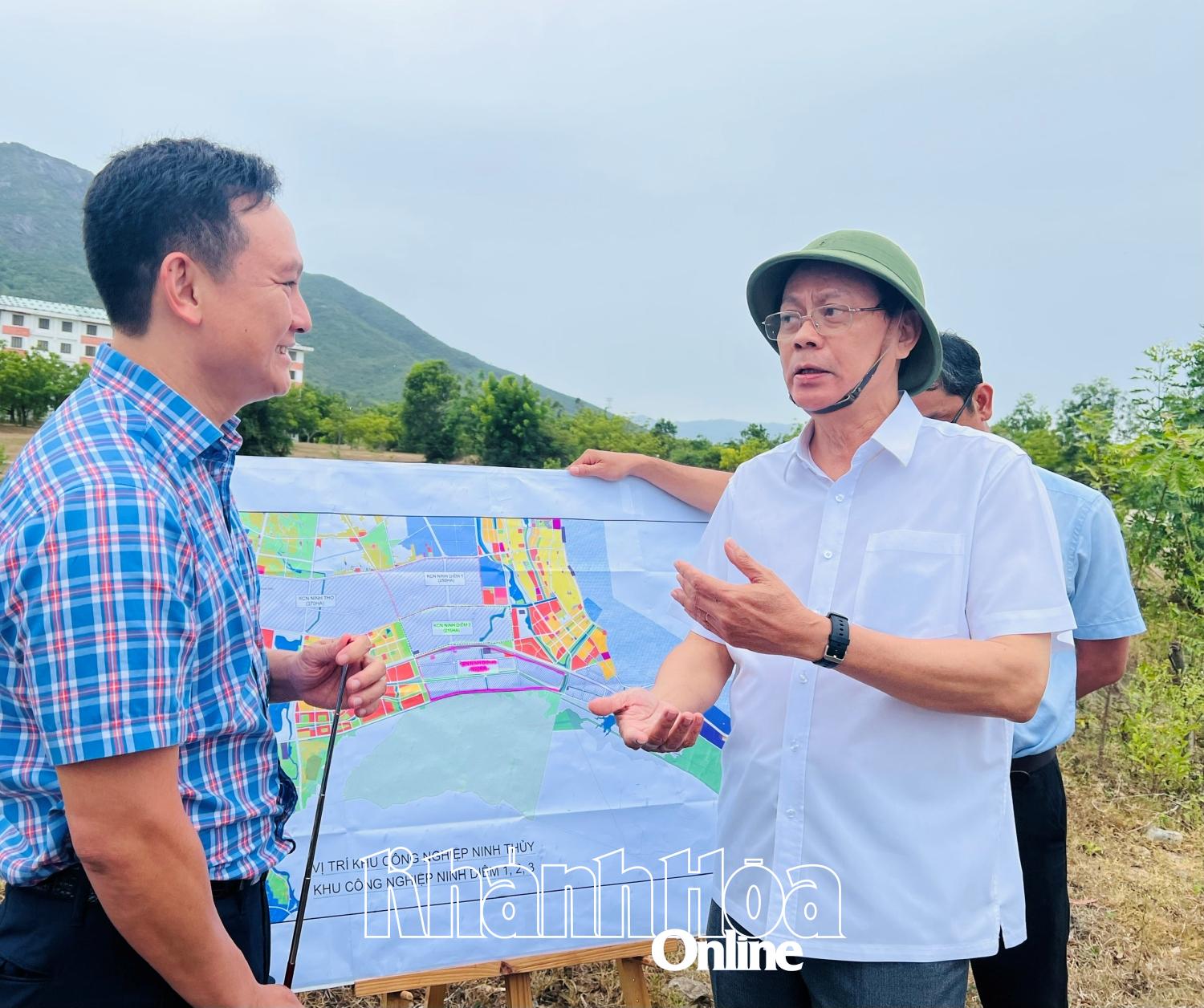 Phó Bí thư Tỉnh ủy Nguyễn Đức Thanh trao đổi với Ban Quản lý Khu Kinh tế Vân Phong về công tác tái định cư cho người dân bị ảnh hưởng bởi các dự án ở khu vực Nam Vân Phong