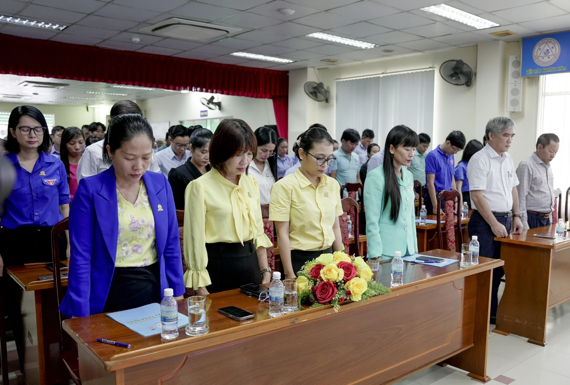 Lãnh đạo và công nhân viên Công ty Yến sào Khánh Hoà mặc niệm tri ân tưởng nhớ các liệt sĩ đã hy sinh vì độc lập dân tộc.
