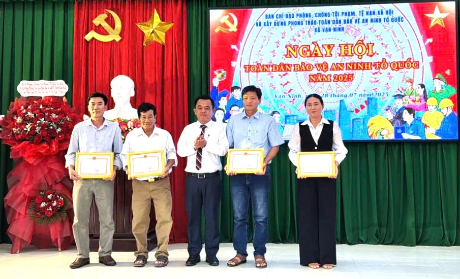 Lãnh đạo UBND xã Vạn Ninh tặng giấy khen cho các tập thể.